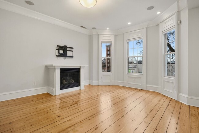 Building Photo - 703 E 4th St