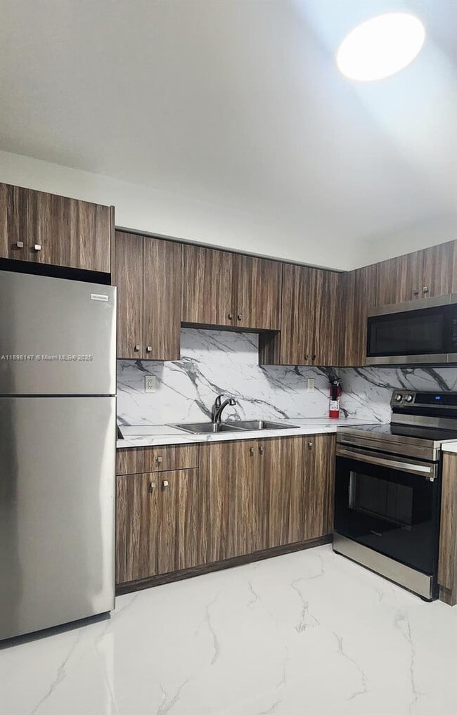 Foto del edificio - 2240 NW 18th St