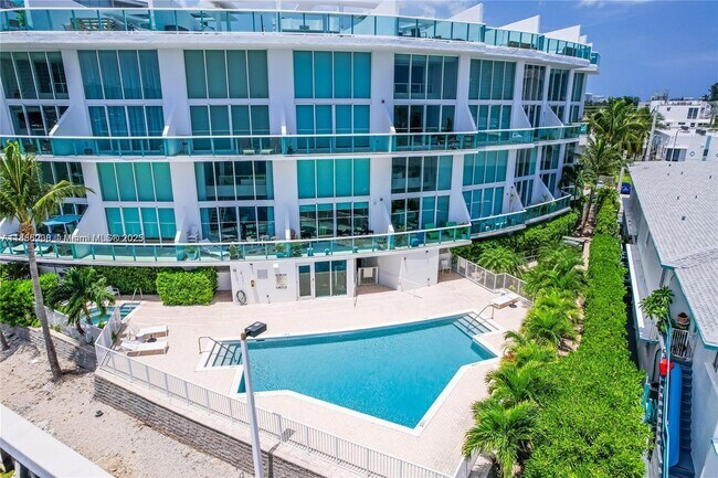 Foto del edificio - 2000 Bay Dr