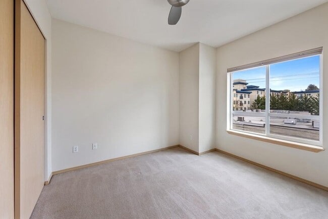 Building Photo - 2 bedroom in Seattle WA 98103