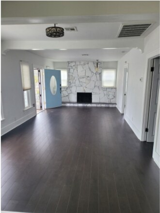 Sala de estar con chimenea - 5733 S Rimpau Blvd