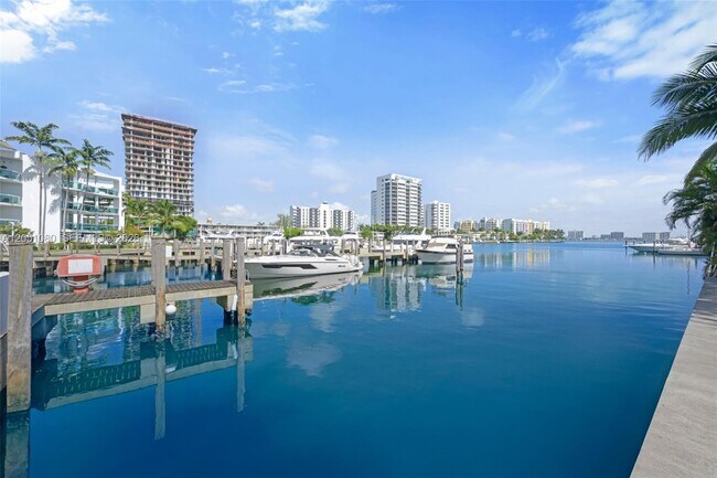 Foto del edificio - 7910 Harbor Island Dr