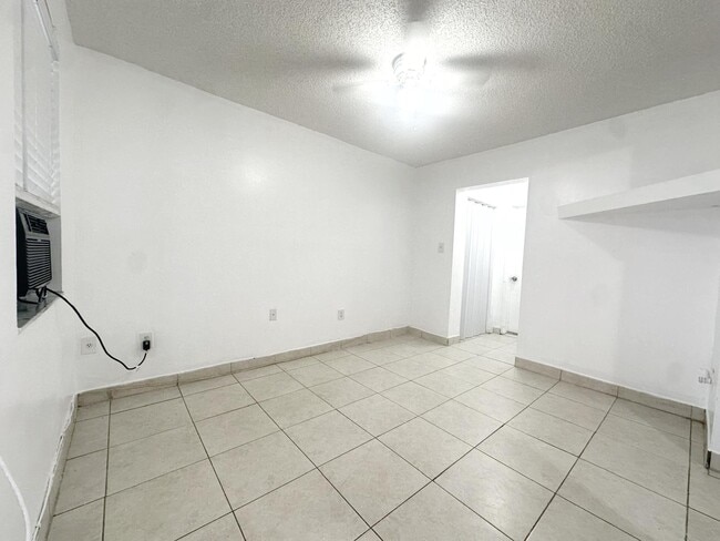 Building Photo - Miami Central