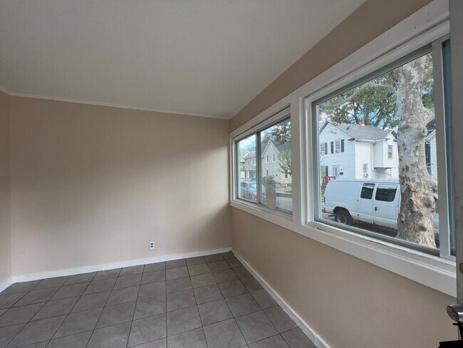 Building Photo - 1st FL BEDROOMS, 1ST FL LAUNDRY. MOVE-IN R...