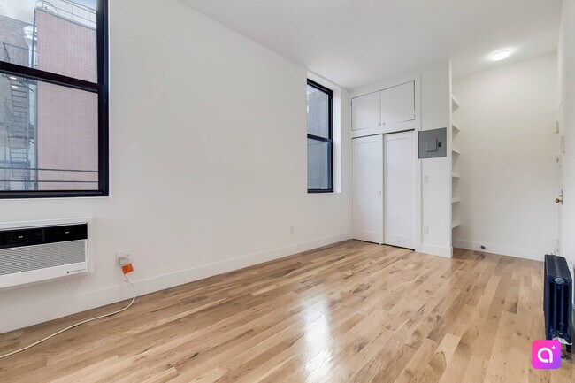 Foto del edificio - 37 1/2 Bedford St