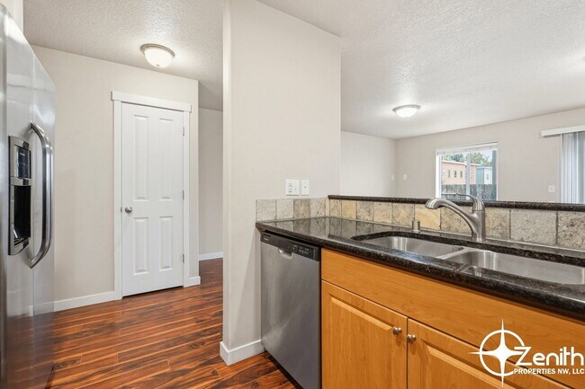 Foto del edificio - 5616 NE 74th Ct