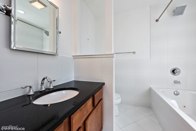 Building Photo - 1 br, 1 bath Condo - 7027 N Damen Ave