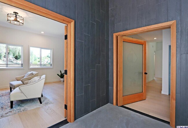 Building Photo - 647 Dimmick Dr
