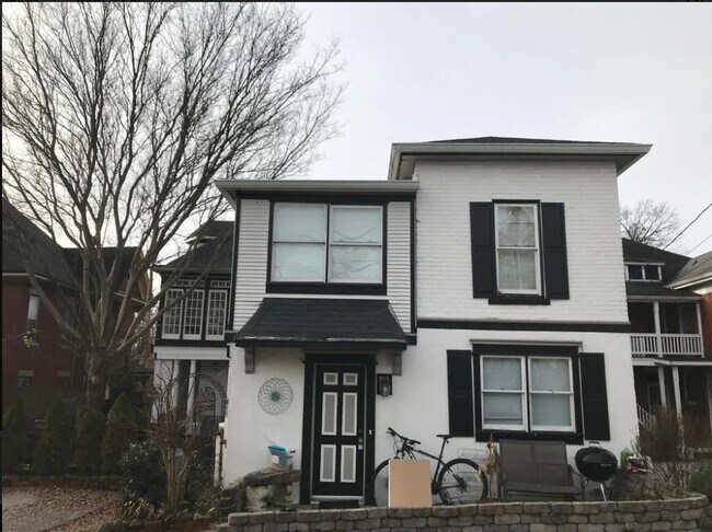 Exterior - 911 Oak St