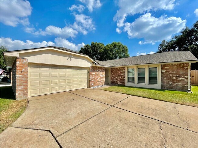 Building Photo - 16319 Maplemont Dr