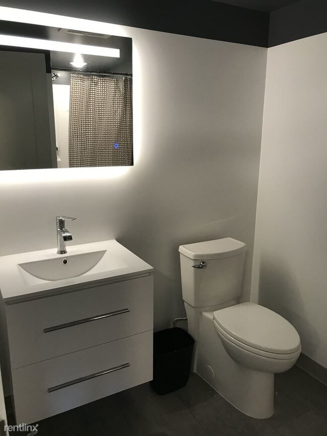 Building Photo - 4 br, 2 bath Apartment - The Lux