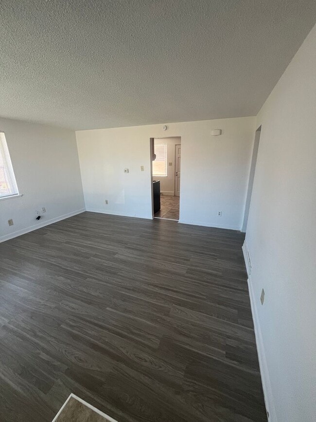 Building Photo - Great 2-Bedroom 1 Bathroom in Lakewood!