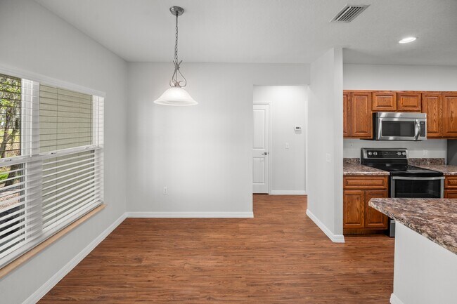 Foto del edificio - 1621 Town Park Ct