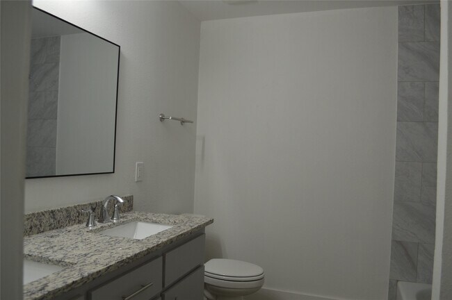 Foto del edificio - 214 Basswood Dr