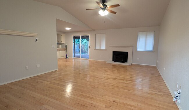 Photo - 3 Bedroom Rambler with fenced yard on a Cu... House
