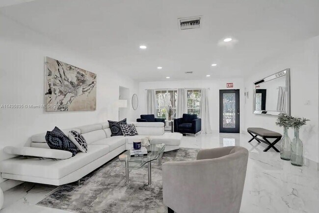 Building Photo - 1809 Coral Gardens Dr