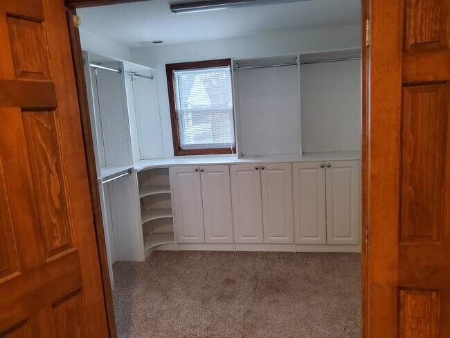 Master closet 1 - 150 Sherman St