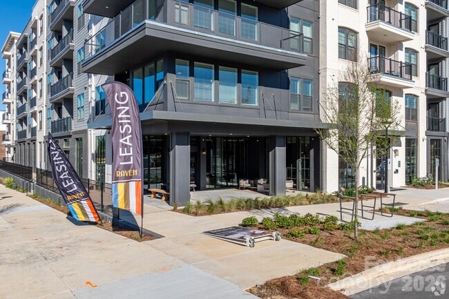 Foto del edificio - 536 W Tremont Ave