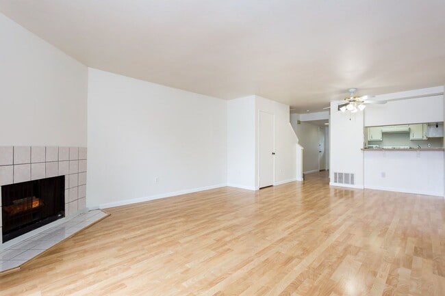 Building Photo - Traditional Townhome with Garage!