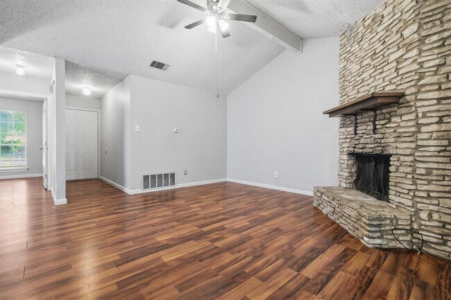 Foto del edificio - 6305 Emerald Forest Dr