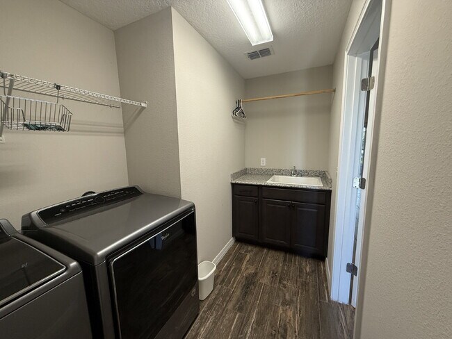 Foto del edificio - Beautiful and Spacious 3/2 with Separate Entrance 1/1 In-Law Suite, RV Parking