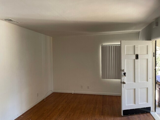 living room - 722 W Glenoaks Blvd