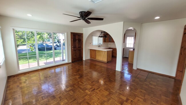 Foto del edificio - 3 Bed 2 Bath House With Spacious Family Ro...