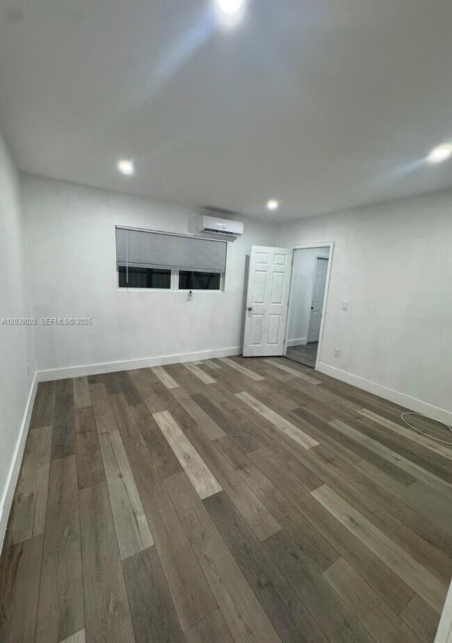 Foto del edificio - 5860 NW 193rd St