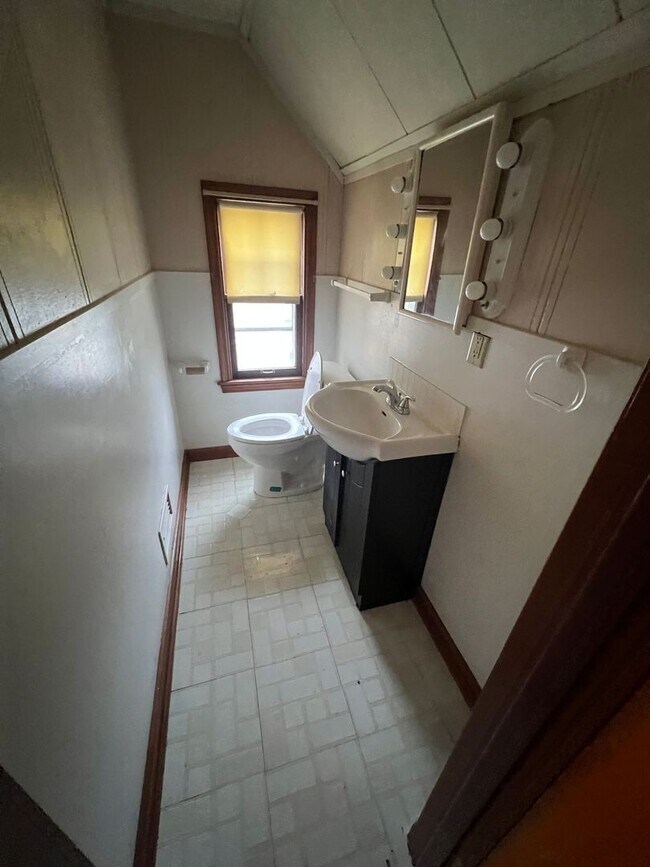 Foto del edificio - Very Spacious 4 Bedroom 2 1/2 Bath House Close to Campus!