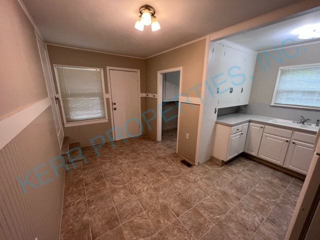 Building Photo - Charming 2-Bedroom Haven with Gleaming Har...