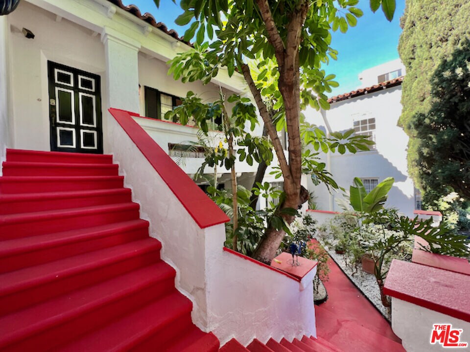 Foto principal - 235 S Doheny Dr