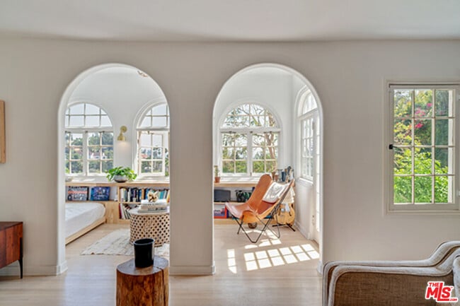 Foto del edificio - 6402 Ivarene Ave