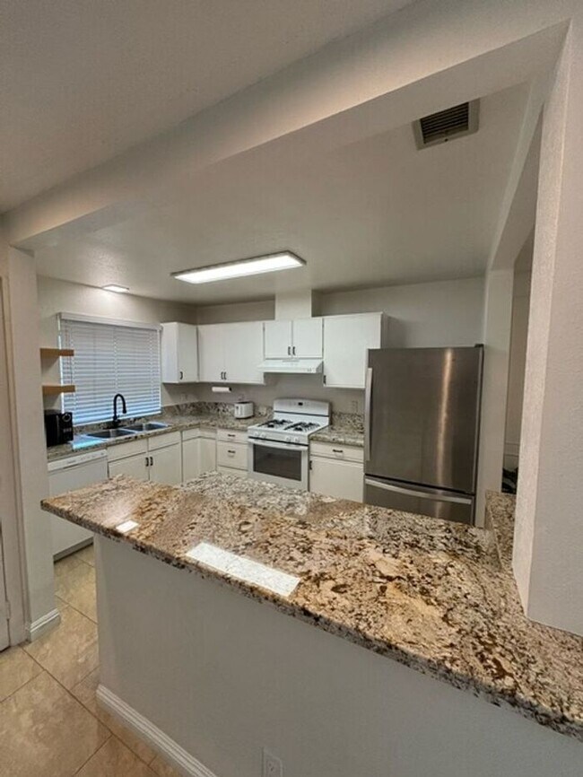 Foto del edificio - Beautiful Dual Master Townhome Palmdale