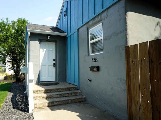 Building Photo - 4213 W Clark St