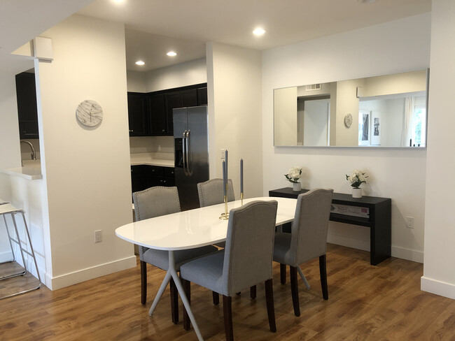 Dining Area - 505 N Hayworth Ave