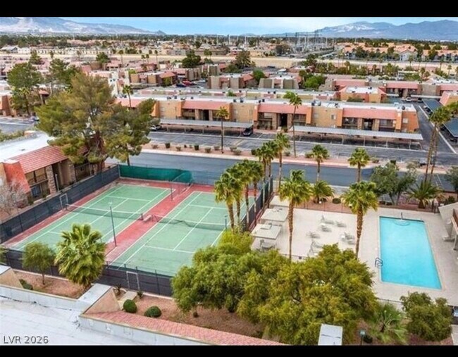 Foto del edificio - 5044 River Glen Dr