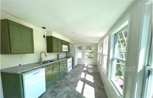 Building Photo - 1620 SW College Ave