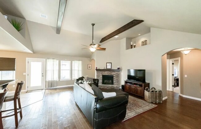 Foto del edificio - 4 Bedroom Home Available For June Move In!...