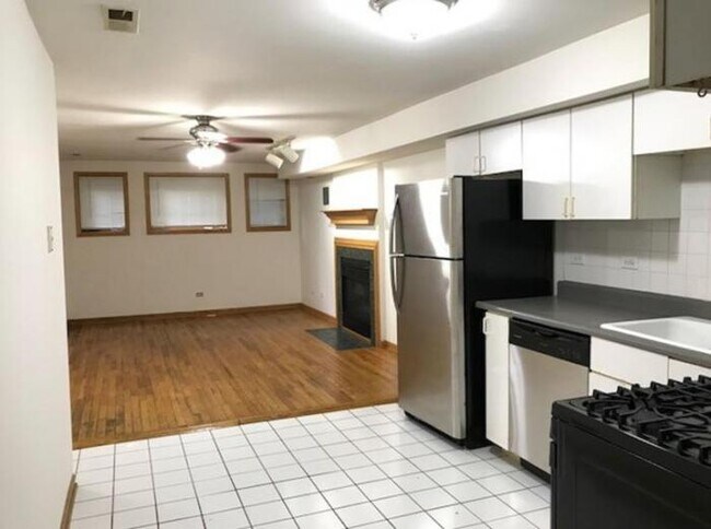 Building Photo - 3 bedroom in CHICAGO IL 60622