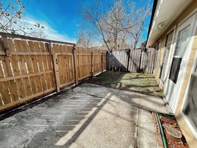 Building Photo - 8220-B GOVERNOR DRIVE BATON ROUGE, LA 70820
