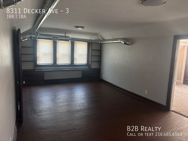 Foto del edificio - 8311 Decker Ave