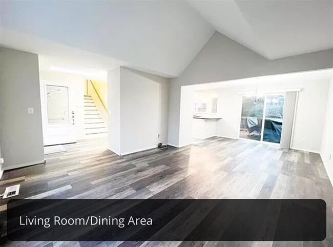 Building Photo - Perfect blend of comfort and elegance
