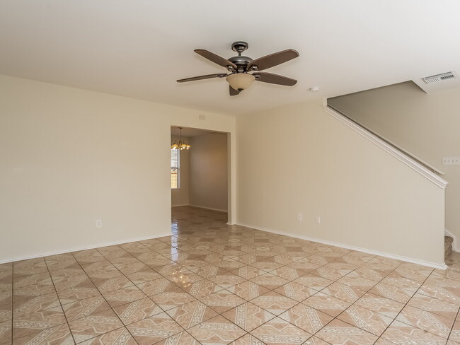 Foto del edificio - 2106 Falling Oaks Rd