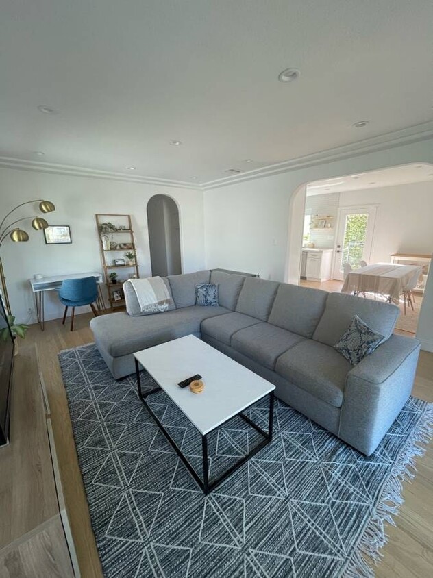 Living room - 1644 Wellesley Ave