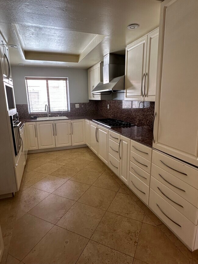 Enorme cocina con muchos armarios - 4365 McLaughlin Ave