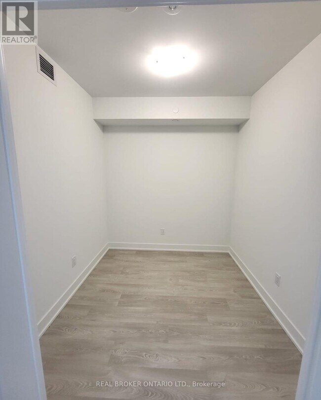 Photo du bâtiment - 2545 Simcoe St N