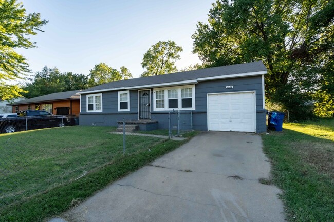 Building Photo - 3 BED 1 BATH! Schedule a tour today!
