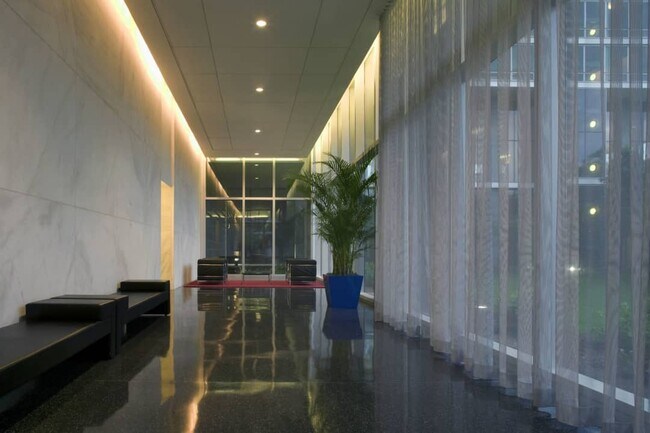 Foto del edificio - 9715 Woods Dr
