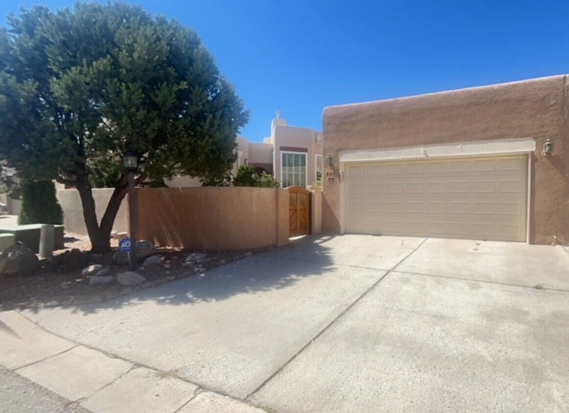 Foto principal - COMING SOON 3 bedroom 2 bath Townhouse Located In Sandia Heights!