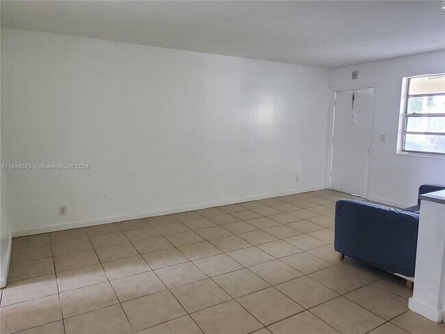 Foto del edificio - 1100 NE 1st Ct